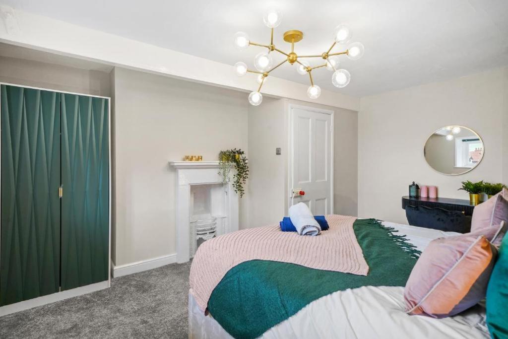 Deluxe 5 Bed In Central Whitby - Parking - Hot Tub Exterior photo