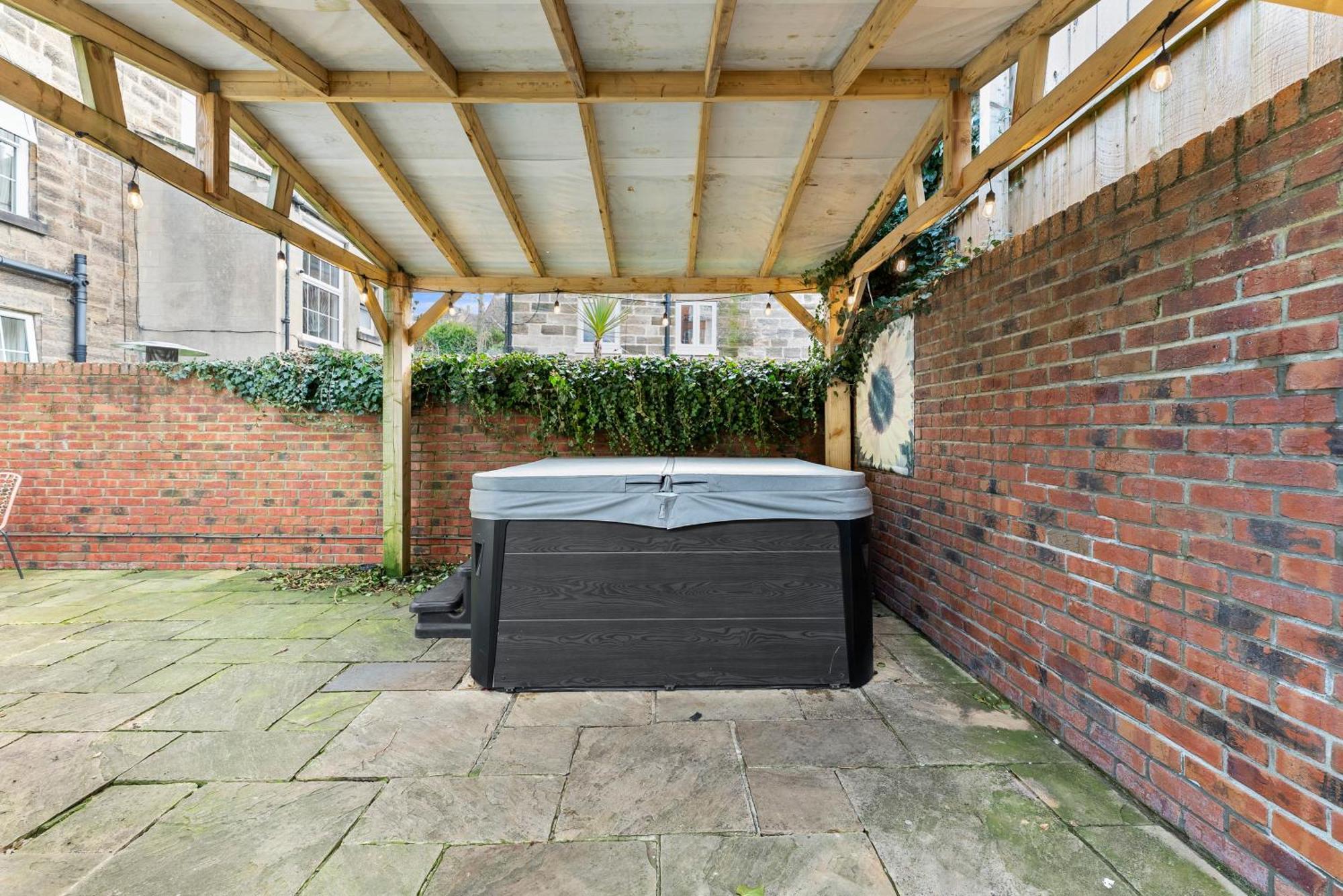 Deluxe 5 Bed In Central Whitby - Parking - Hot Tub Exterior photo