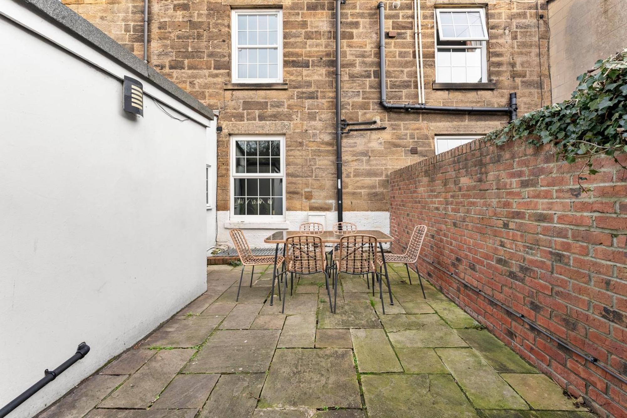 Deluxe 5 Bed In Central Whitby - Parking - Hot Tub Exterior photo